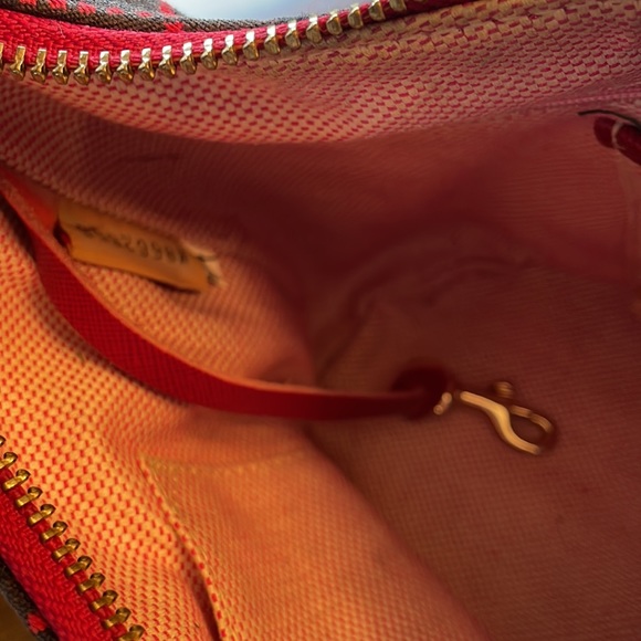 Dooney and Bourke, small hand bag signature fabric - Picture 9 of 11